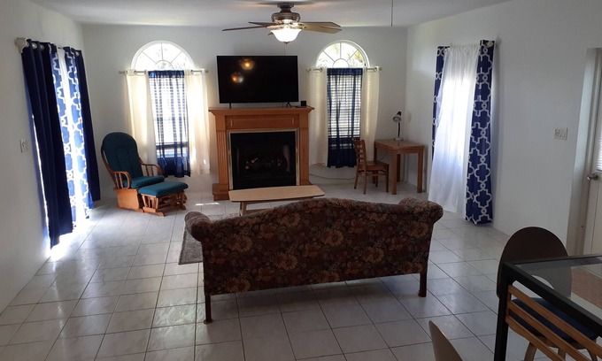 Paget Apartment | AIRBAB MOONGATE WEST TOURIST AND REMOTELY WORKERS ACCOMODATIONS .