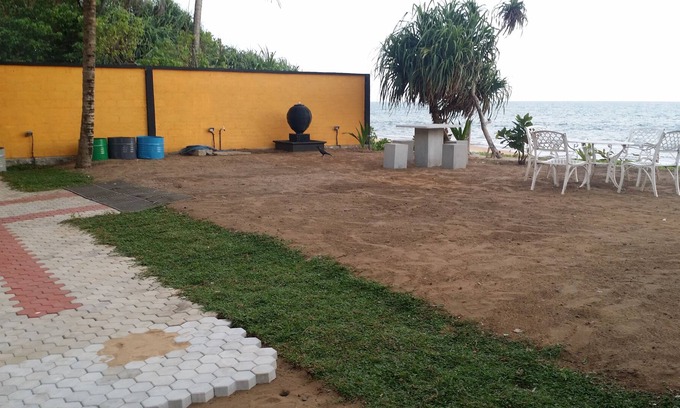 Uswetakeiyawa Bed & Breakfast | Airport Beach Villa
