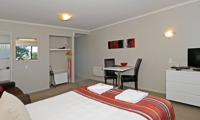 Onehunga Hotel | Airport Harbour View Motel