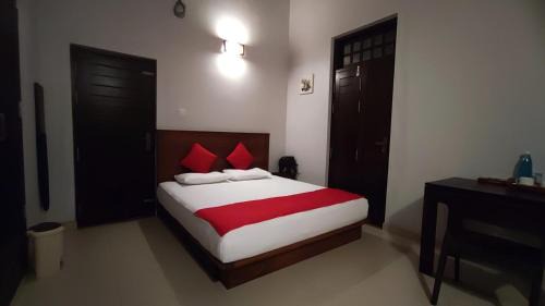 Kimbulapitiya House | Airport in 10 Min - Cozy Upstairs for Two with Garden Air-conditioning and Balcony