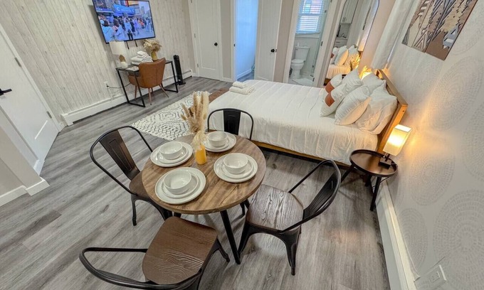 North Ironbound Apartment | Airport Studio: NY/NJ Charm