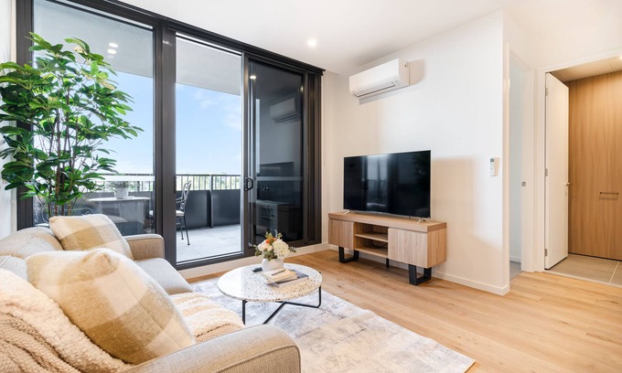 Heidelberg Heights Apartment | Airy 1BR Ivanhoe apt with Balcony & FREE parking