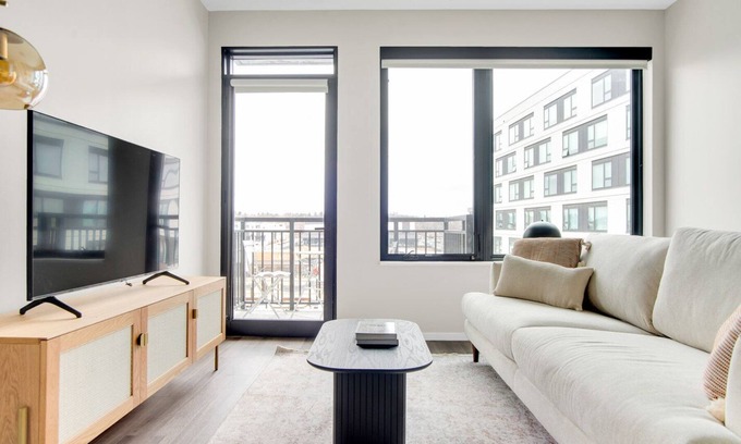 Congress Park Apartment | Airy Congress Park 2BR w/ Gym & Pool, near shops & dining, by Blueground