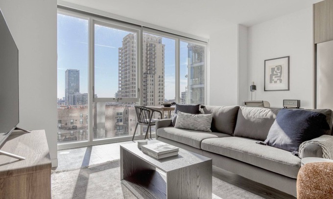 South Loop Apartment | Airy South Loop Jr 1BR w/Lounge, Pool & Gym nr Grant Park, by Blueground