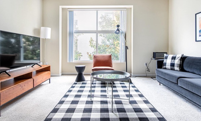 South San Francisco Apartment | Airy South SF 1BR w/ W/D, Gym, Pool, next to BART and TJ, by Blueground