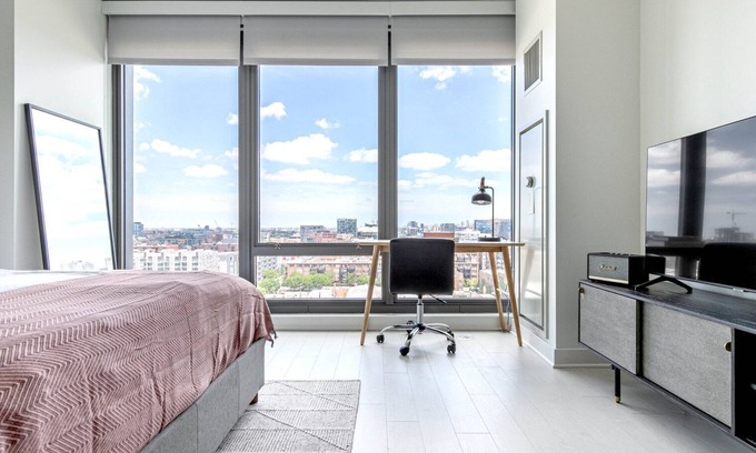 West Loop Apartment | Airy West Loop Studio w/Gym, Pool, Coworking, walk to UIC, by Blueground