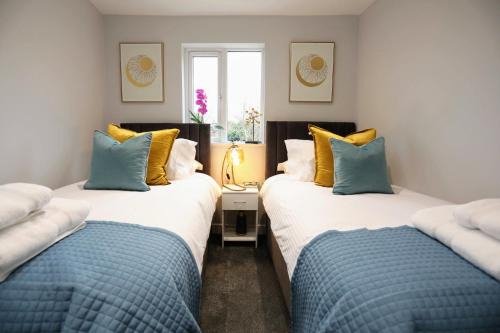 North Finchley Apartment | Aisiki Apartments at Stanhope Road, North Finchley, Airconditioned 3-Bedroom & 2-Bathroom, Pet-Friendly Duplex Flat, King or Twin Beds, with Free Wi-Fi