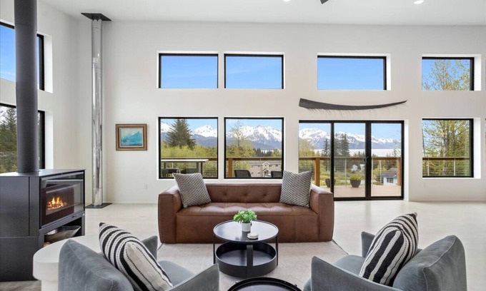 Seward House | Alagnaq Inn: Panoramic Views, Modern Retreat