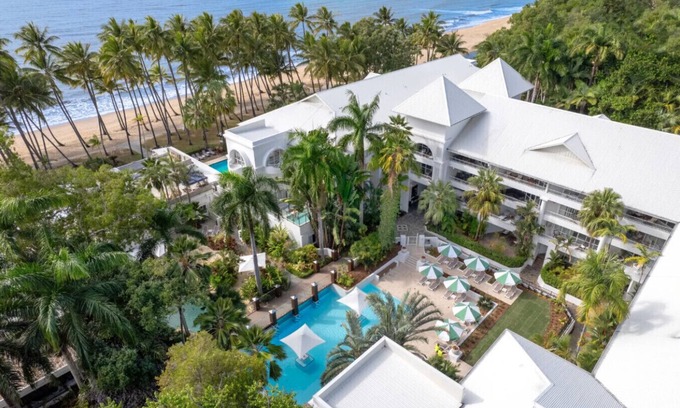 Palm Cove Apartment | Alamanda - Suite 43 Beachfront Accomodation| Pools, Hot Tub & Beachside Bliss