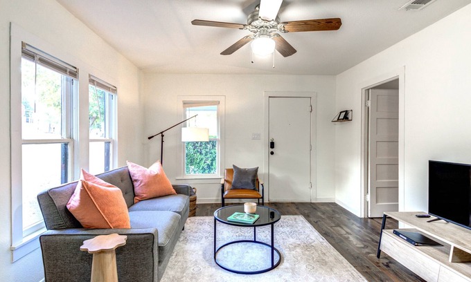 San Marcos House | ALAMO HAUS: Quiet Neighborhood, Cozy Charm, Walk to TXST, Fenced Yard, Clean!