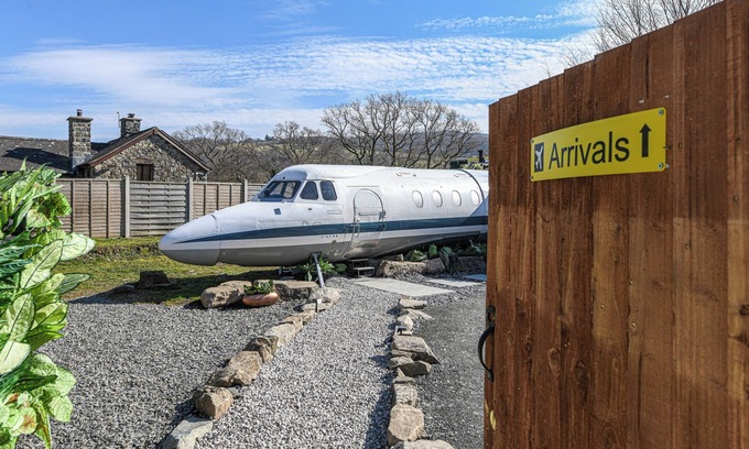 Dolgellau House | Alaya Airways - a retired vintage aircraft tucked away amidst Welsh mountains