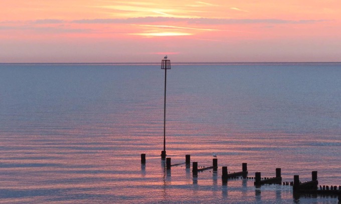 Heacham Cabin | Alberta Lodge, Cedar Springs, Heacham. Just a few minutes walk to the beach.