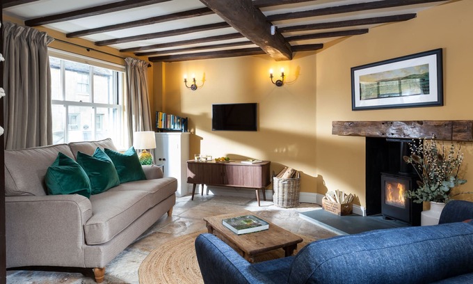 Winchcombe Cottage | Alder Cottage sits proudly within a row of pretty terraced houses in the centre of the historic Cots