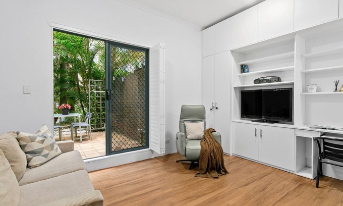 Crows Nest Apartment | ALEX6 - peaceful 1 bedroom in heart of Crows Nest