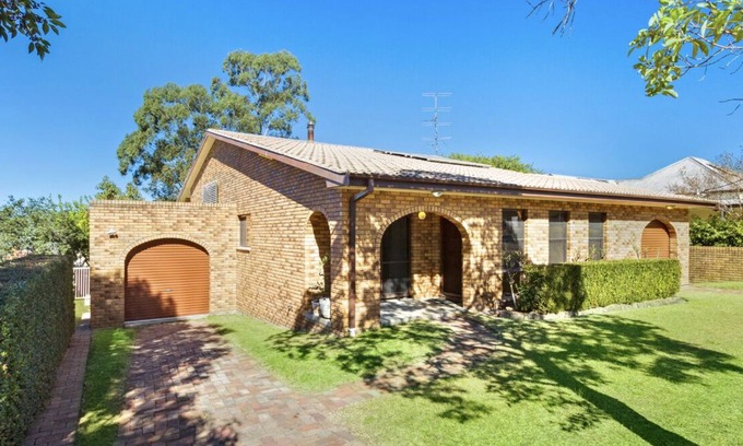Cessnock House | Alices Place, Hunter Valley, Large home, 6 Beds, sleeps 12, central location