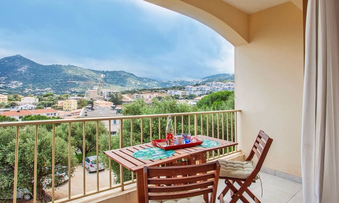 L'Ile-Rousse Apartment | Alivi - Appt climatisé avec vue mer et montagne