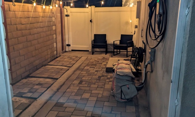 Ontario Apartment | All Private Studio LV2 EV Charger, Monitor with docking station and washer/dryer