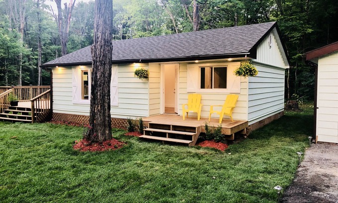 Gravenhurst House | All season Muskoka Cottage with Hot Tub