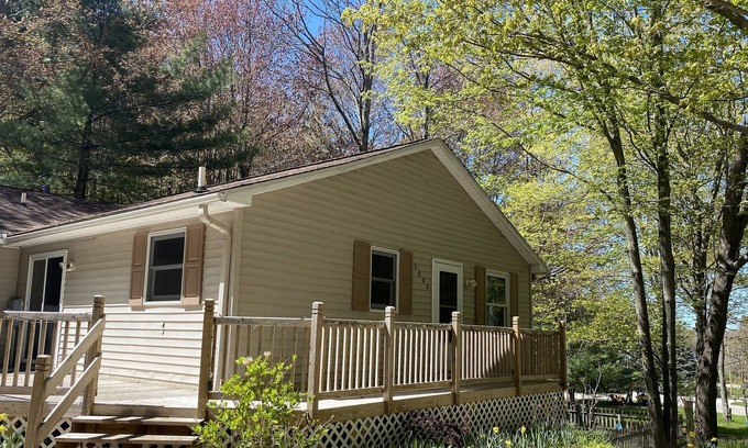 Ludington House | All-Season Vacation Get-Away and Private Disc Golf Course