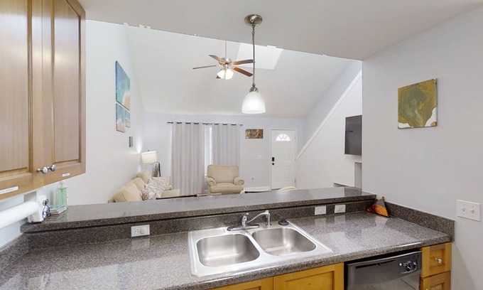 Tallahassee House | All-Suite Townhome with Smart TVs, WiFi, Printer, Full Kitchen - Fenced Yard