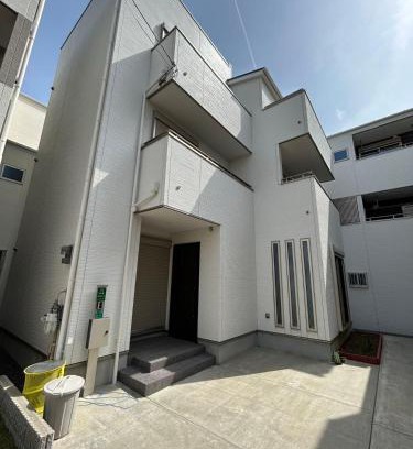 Naniwa Villa | ALL TRUST2馆临近心斋桥道頓堀难波直达梅田世博會关西机场Usj全新独栋别墅四个卧室可住8人超大空间3卫2浴厨房设施齐全电视冰箱洗衣机空调配置齐全免费停车4分钟步行至今宫站