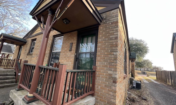 Tyler Apartment | Along the Red Brick Roads!