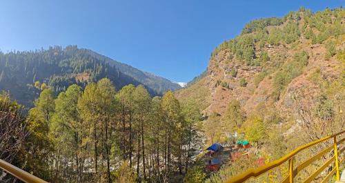Old Manali Hotel | Alooma Cafe and Homestay