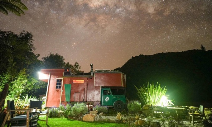 Upper Takaka House | Alpacas Off Grid - House Truck (Spacious/Boutique)