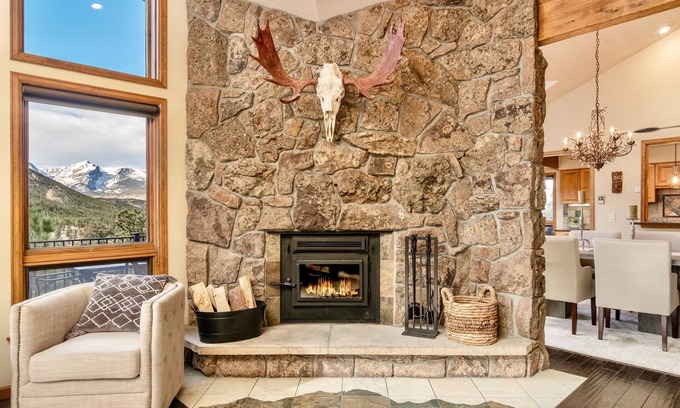 Windcliff Estates House | Alpenglow Vacation Home At Windcliff 4 Bedroom Home by RedAwning