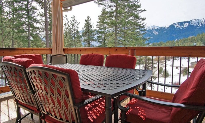 Leavenworth House | Alpine Lodge - Epic Views, Hot Tub, 2 Miles to Downtown Leavenworth!