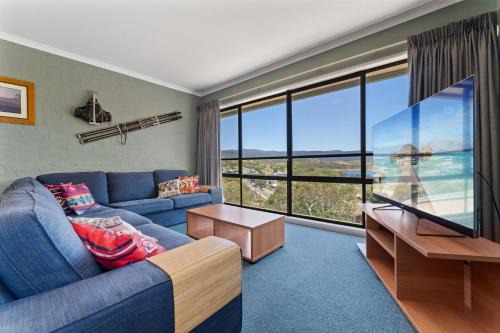 Jindabyne House | Alpine Mountain View 18 - 4BR l Mountain Views l Swimming Pool l Air-Con l WiFi