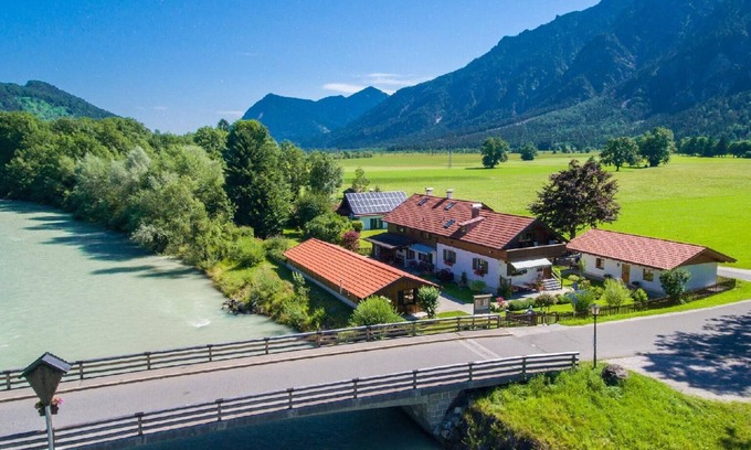 Oberau Apartment | Alpspitze holiday flat with south-facing terrace