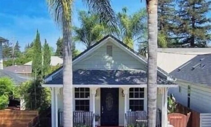 Napa Cottage | Amazing 2 Bedroom/2 Bath Cottage in the heart of Downtown Napa