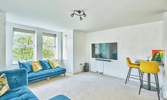 Croham Apartment | Amazing 2BR Flat in Croydon with Balcony