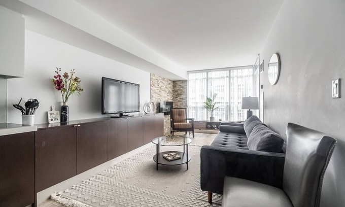 Wellington Place Hotel | Amazing 2BR Suite - Heart of Toronto - Free Parking