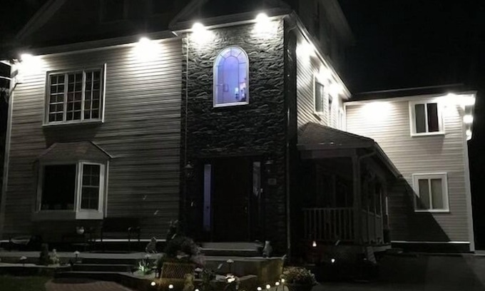 Salisbury Apartment | Amazing 3 bedroom apt&porch 1.8 miles from Beach 45 minutes driving to Salem MA