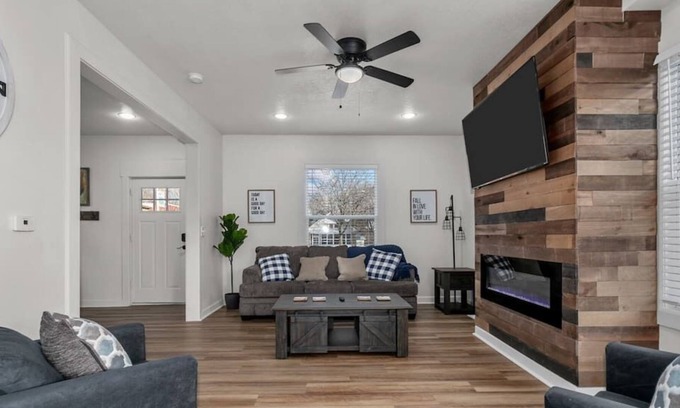 South Hyde Park House | Amazing 6 bdrm Home/Downtown KC/Near Plaza/UMKC