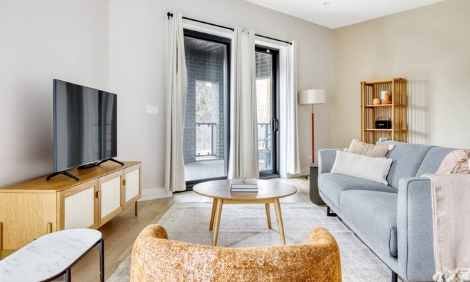 Bucktown Apartment | Amazing Bucktown 3BR nr I-90, by Blueground