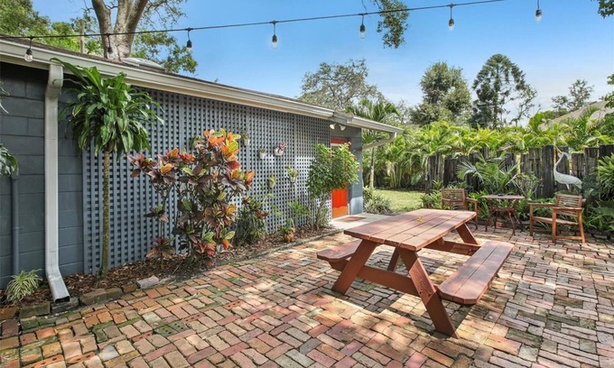 Bearss Plaza Cottage | Amazing cottage in sunny Tampa close to everything.