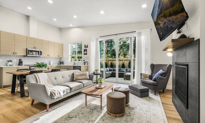 Vancouver House | Amazing & Cozy House - W/Fire Place and Backyard