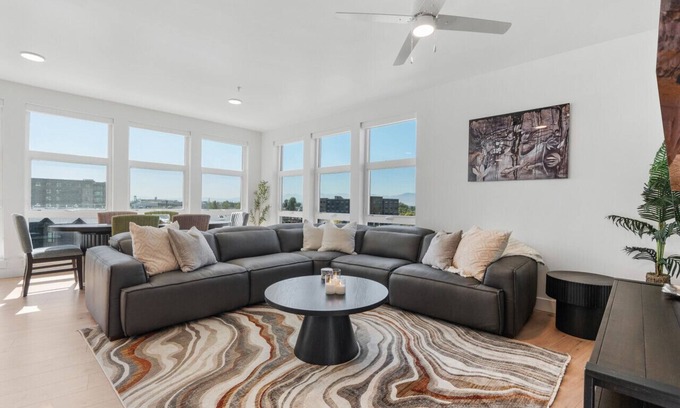 Downtown Salt Lake City Apartment | Amazing Deluxe 2BR Pool/Gym/Htub