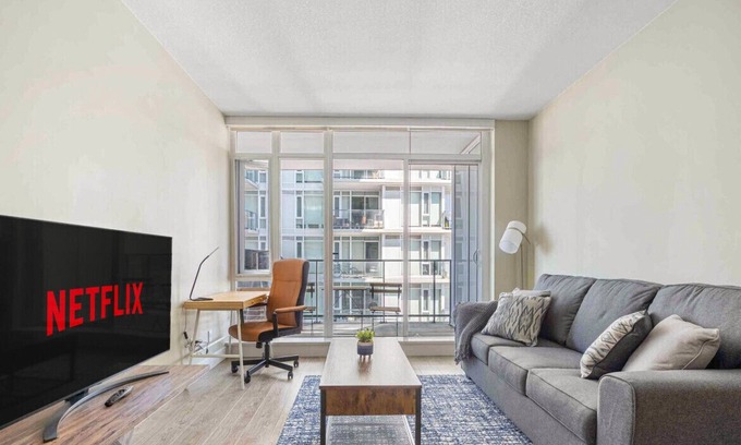 Victoria Park Condo | Amazing DT Views » AC » Sleep 4 » Parking » Wifi