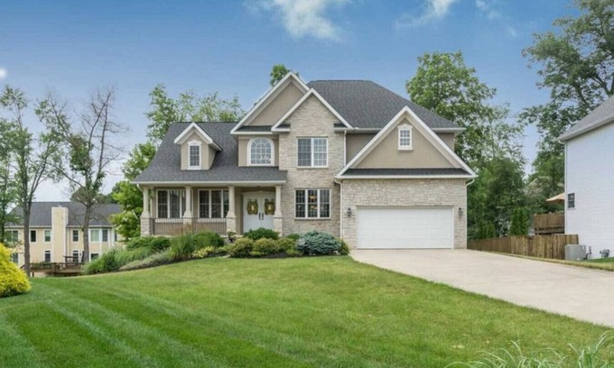 Bloomington House | Amazing Home Near IU's Campus with INDOOR Basketball Gym & Weight Room