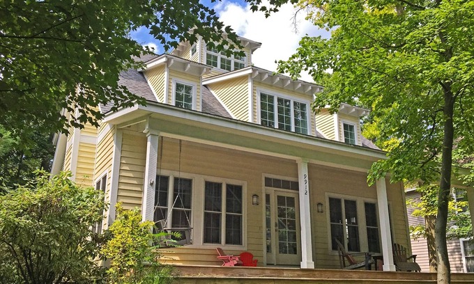 Union Pier House | Amazing Home with Entertainment Room, Firepit, AC, Patio, WiFi, Yard & Pool