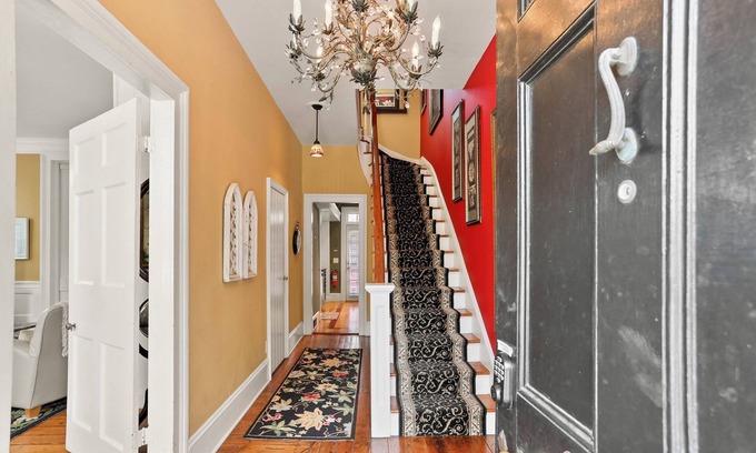Hitch Village - Fred Wessels Homes House | Amazing Location-Parker House Est 1806-King Beds-Warren Sqr-Courtyard-Parking