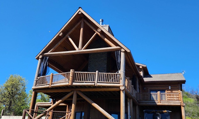 Upper Lake Cabin | Amazing log cabin with a breathless view!