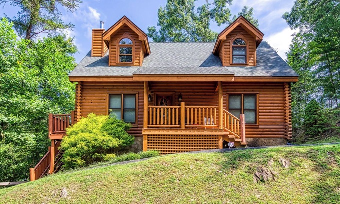 Caton Cabin | Amazing Luxury Log Cabin! Great Living Space! Mountain Views! 2 Jacuzzi Tubs!