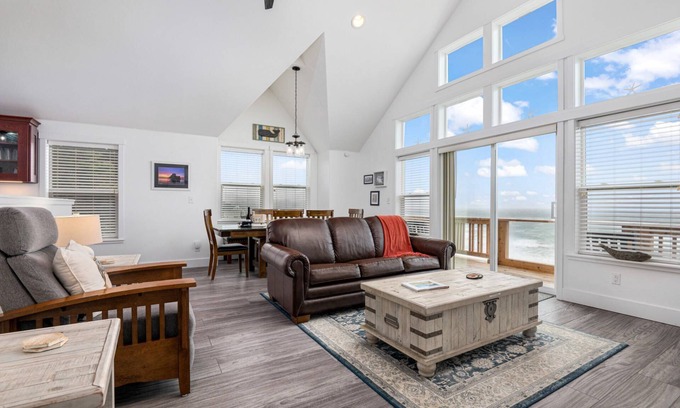 Lincoln Beach House | Amazing Ocean Front Views, Pet Friendly, Hot Tub, Jacuzzi, Fireplace, Deck w/BBQ, Steps from Ocean