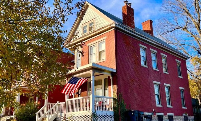 Walnut Hills House | *Amazing* Sleeps 17 -6 bedrooms-5min from Downtown