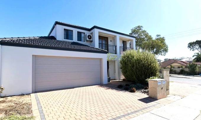 Doubleview House | Amazing spacious 4 bedroom,2 bathroom house perfect for event or family getaway.